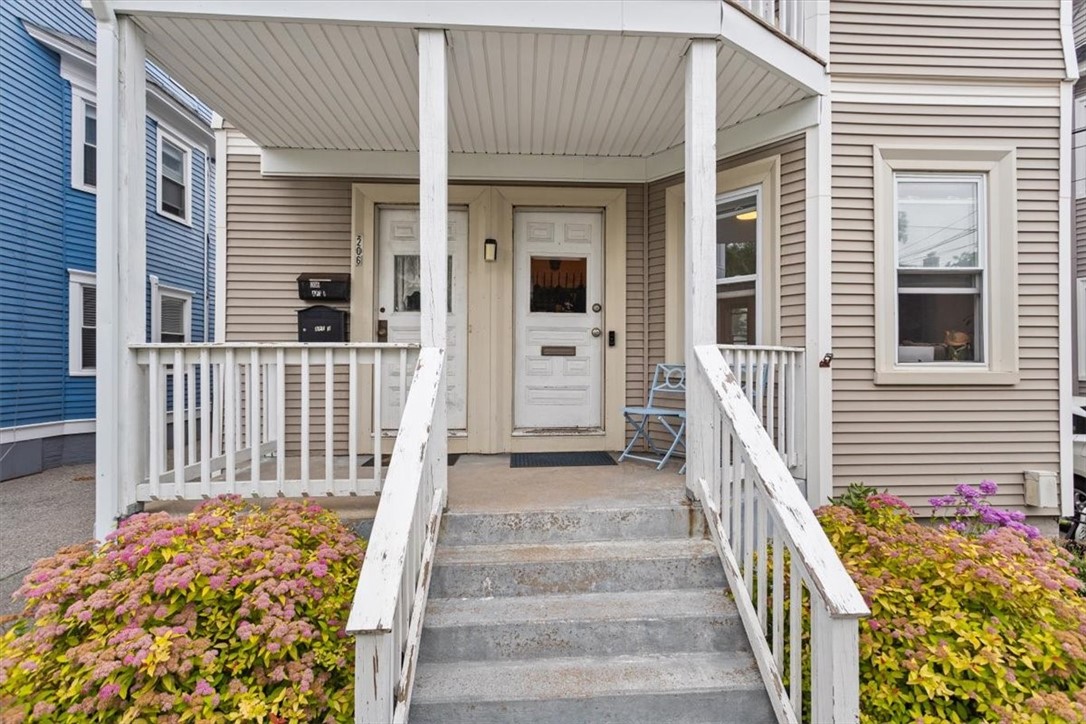206 Rochambeau Avenue, Unit 1 Providence, RI 02906 - Photo 3 of 32