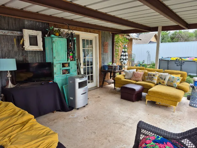 a view of a backyard