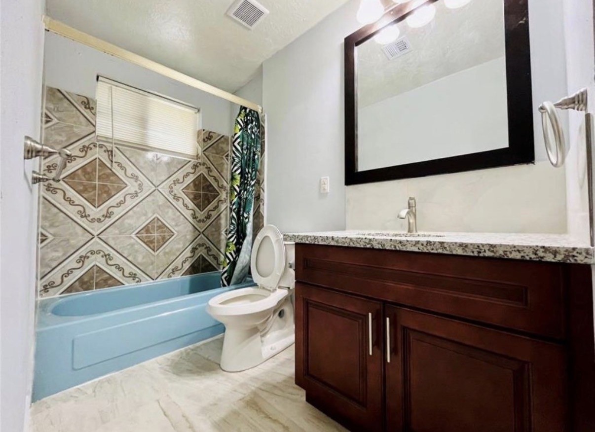 7303 Shiner Lane Houston, TX 77072 - Photo 19 of 22 Hallway bath