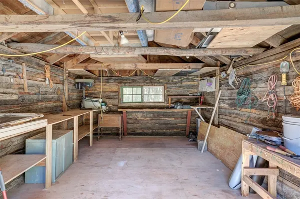 a view of a backyard