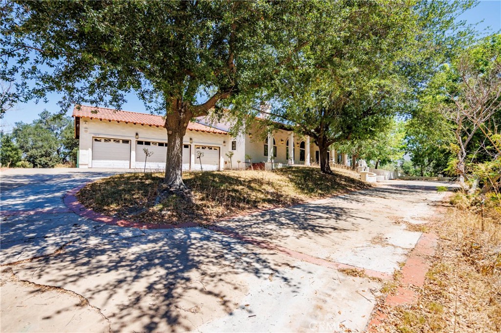 16515 Valley Ranch Road Canyon Country, CA 91387 - Photo 2 of 75 Circular driveway