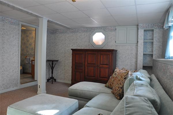 108 Clark Road Sturbridge, MA 01518 - Photo 22 of 30 a living room with furniture