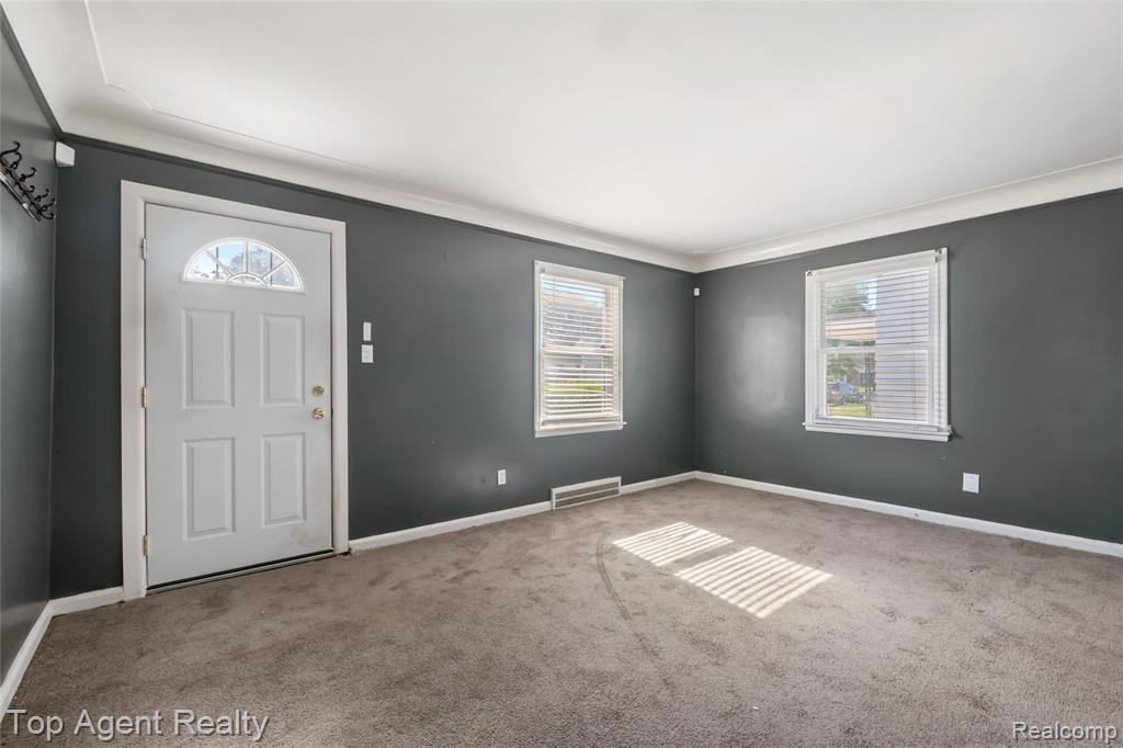 22085 Rausch Avenue Eastpointe, MI 48021 - Photo 4 of 39