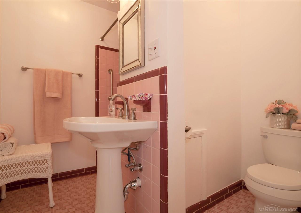 1155 Hampton Road Grosse Pointe, MI 48236 - Photo 15 of 38 31315285-14.JPG