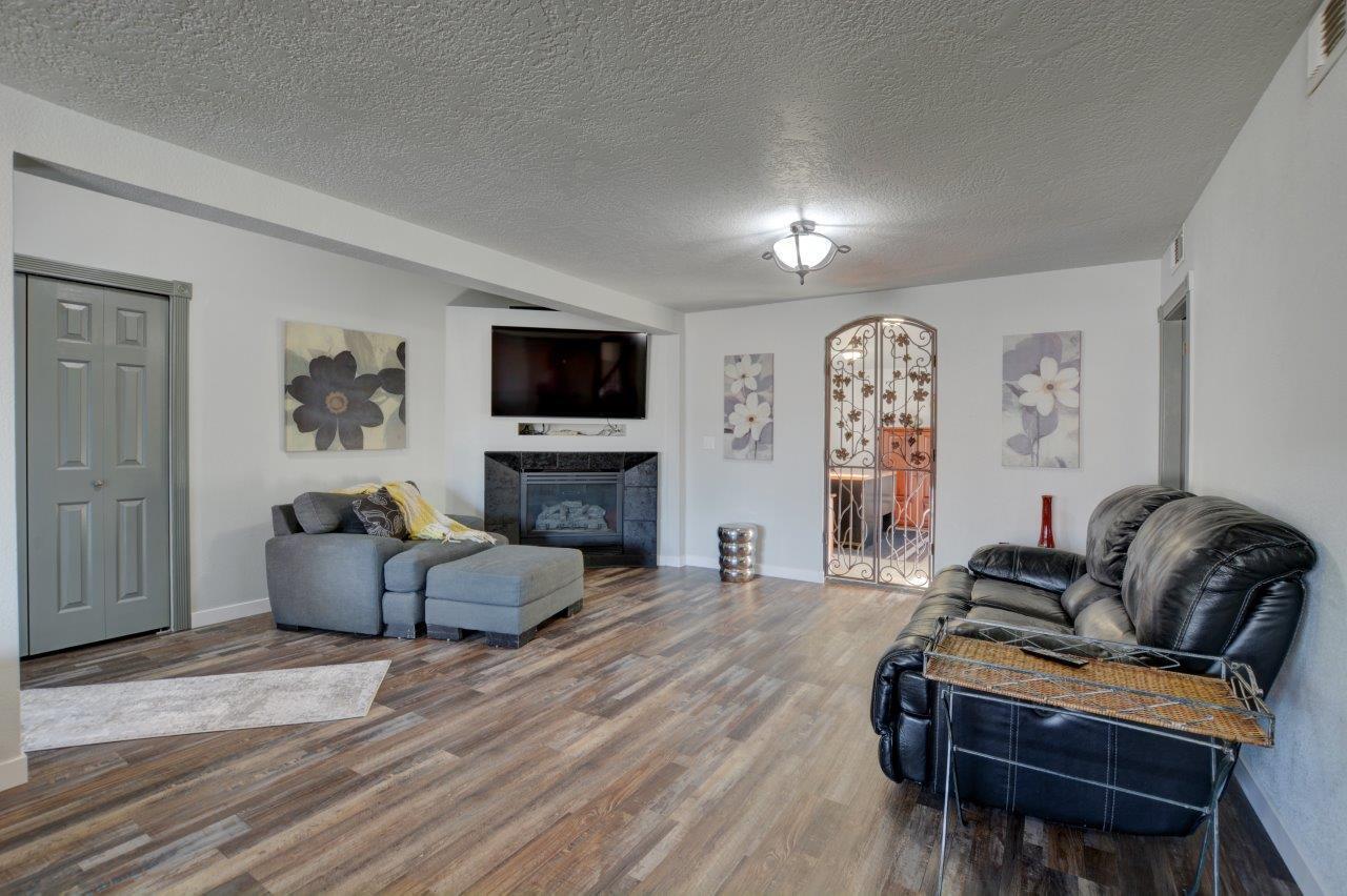 2194 Lower River Road Grants Pass, OR 97526 - Photo 26 of 56 Living room