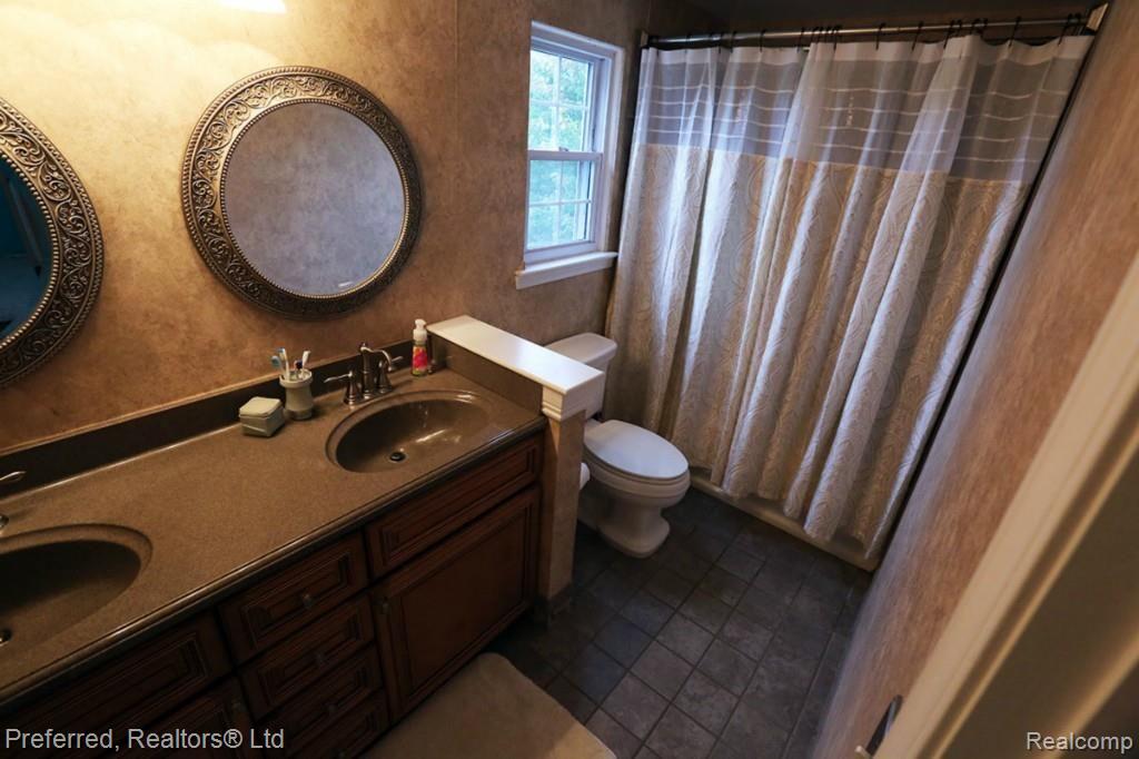 1266 Knightsbridge Road Canton, MI 48187 - Photo 20 of 22 Main bath #2.jpg
