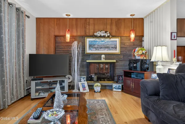 $349,900 | 20 Willow Street, Rotterdam, NY 12306