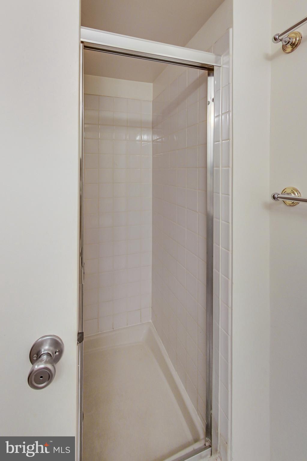2420 Ansdel Court Reston, VA 20191 - Photo 22 of 28 Downstairs full bathroom