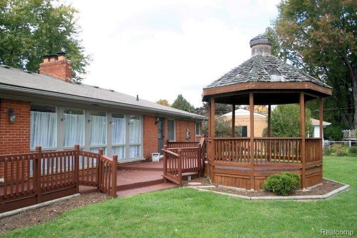 36590 Briarcliff Road Sterling Heights, MI 48312 - Photo 32 of 34 Deck and Gazebo