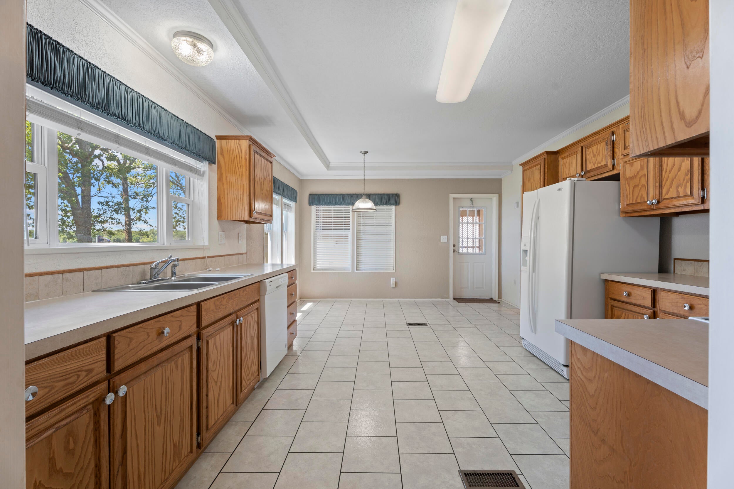 25221 South 603 Road Grove, OK 74344 - Photo 20 of 36 Kitchen and Breakfast Area
