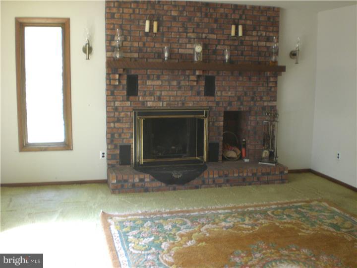 89 Oechsle Road Woodstown, NJ 08098 - Photo 5 of 24 Living Room