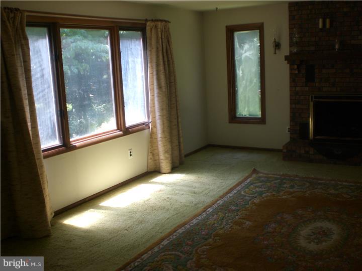 89 Oechsle Road Woodstown, NJ 08098 - Photo 6 of 24 Living Room