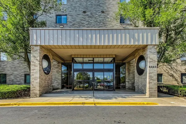 $300,000 | 6340 Americana Drive, Unit 904, Willowbrook, IL 60527