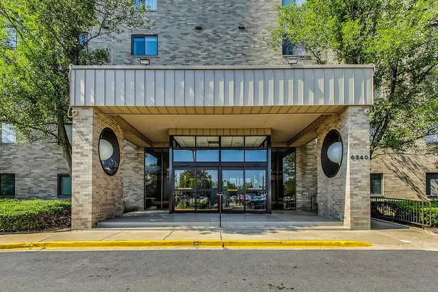 $299,000 | 6340 Americana Drive, Unit 904, Willowbrook, IL 60527