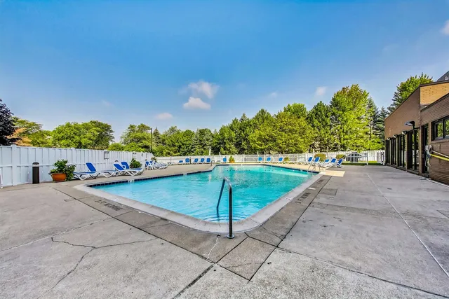 $299,000 | 6340 Americana Drive, Unit 904, Willowbrook, IL 60527