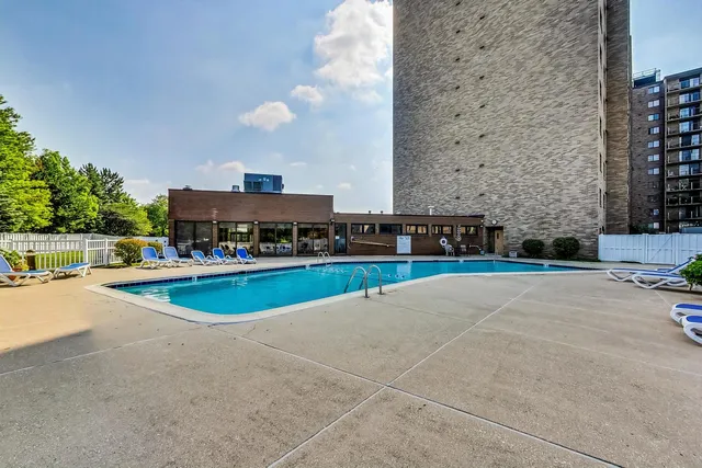 $299,000 | 6340 Americana Drive, Unit 904, Willowbrook, IL 60527