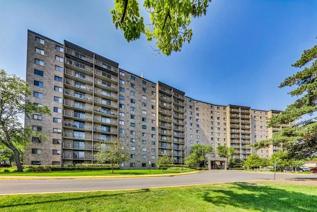 $299,000 | 6340 Americana Drive, Unit 904, Willowbrook, IL 60527