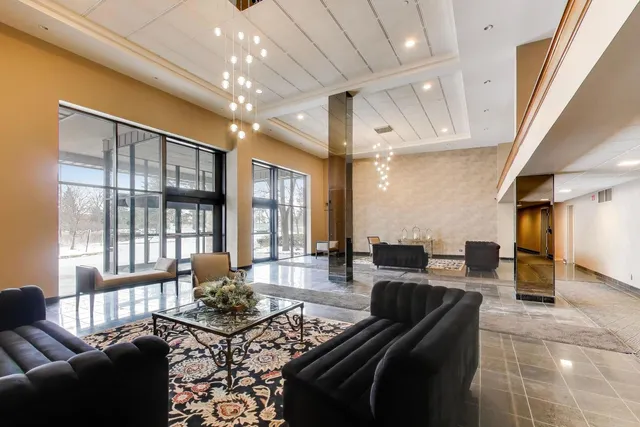 $299,000 | 6340 Americana Drive, Unit 904, Willowbrook, IL 60527