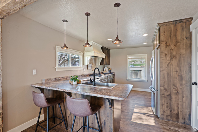 115 East 1600th Street North Santaquin, UT 84655 - Photo 21 of 52 Spacious kitchen featuring a peninsula with seating, stainless steel appliances, wood-finish flooring, and recessed lighting