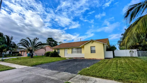 $2,895 | 141 Northeast 17th Court, Boynton Beach, FL 33435