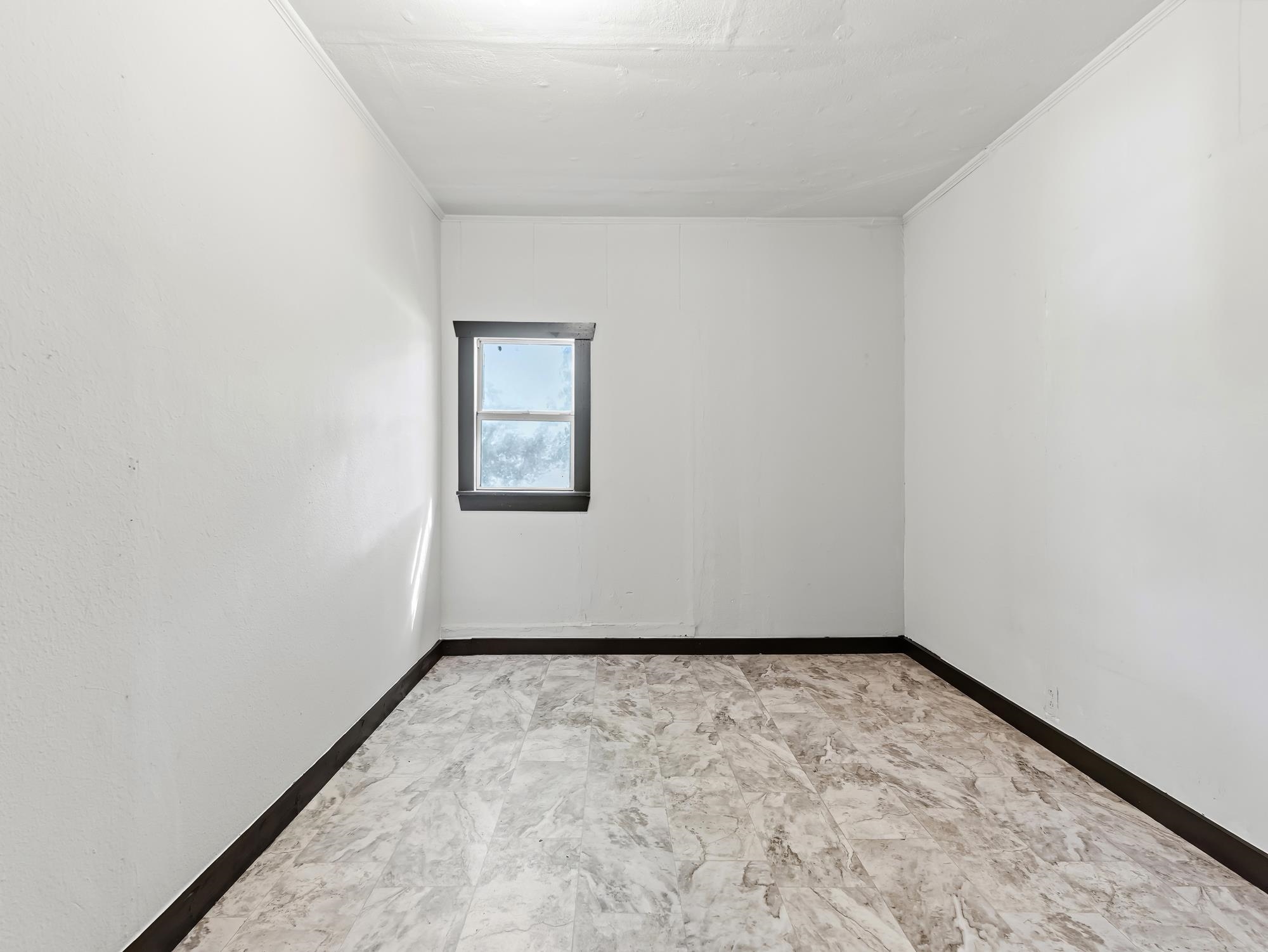 737 9th Street Port Arthur, TX 77640 - Photo 14 of 20 an empty room with a bench
