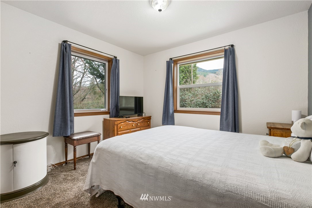 6902 Goodwin Road Everson, WA 98247 - Photo 33 of 39 a bedroom with a bed and a window