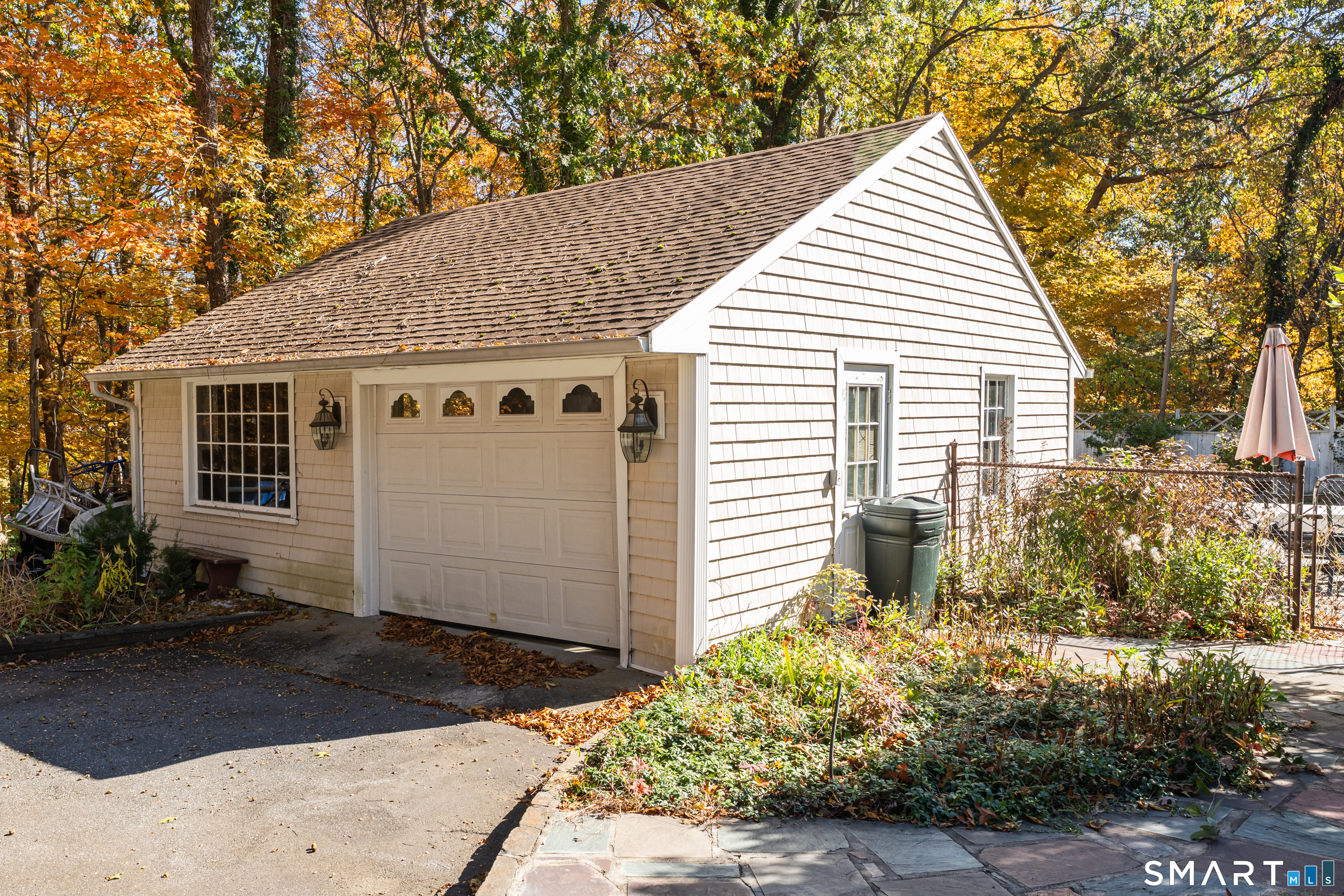 40 Hull Road Madison, CT 06443 - Photo 4 of 40 One car detached garage or potential pool house.