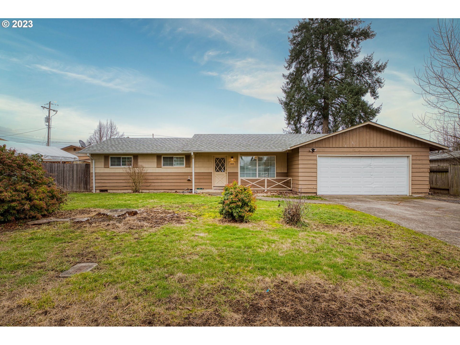 823 South 38th Street Springfield, OR 97478 - Photo 1 of 26 a backyard of a house