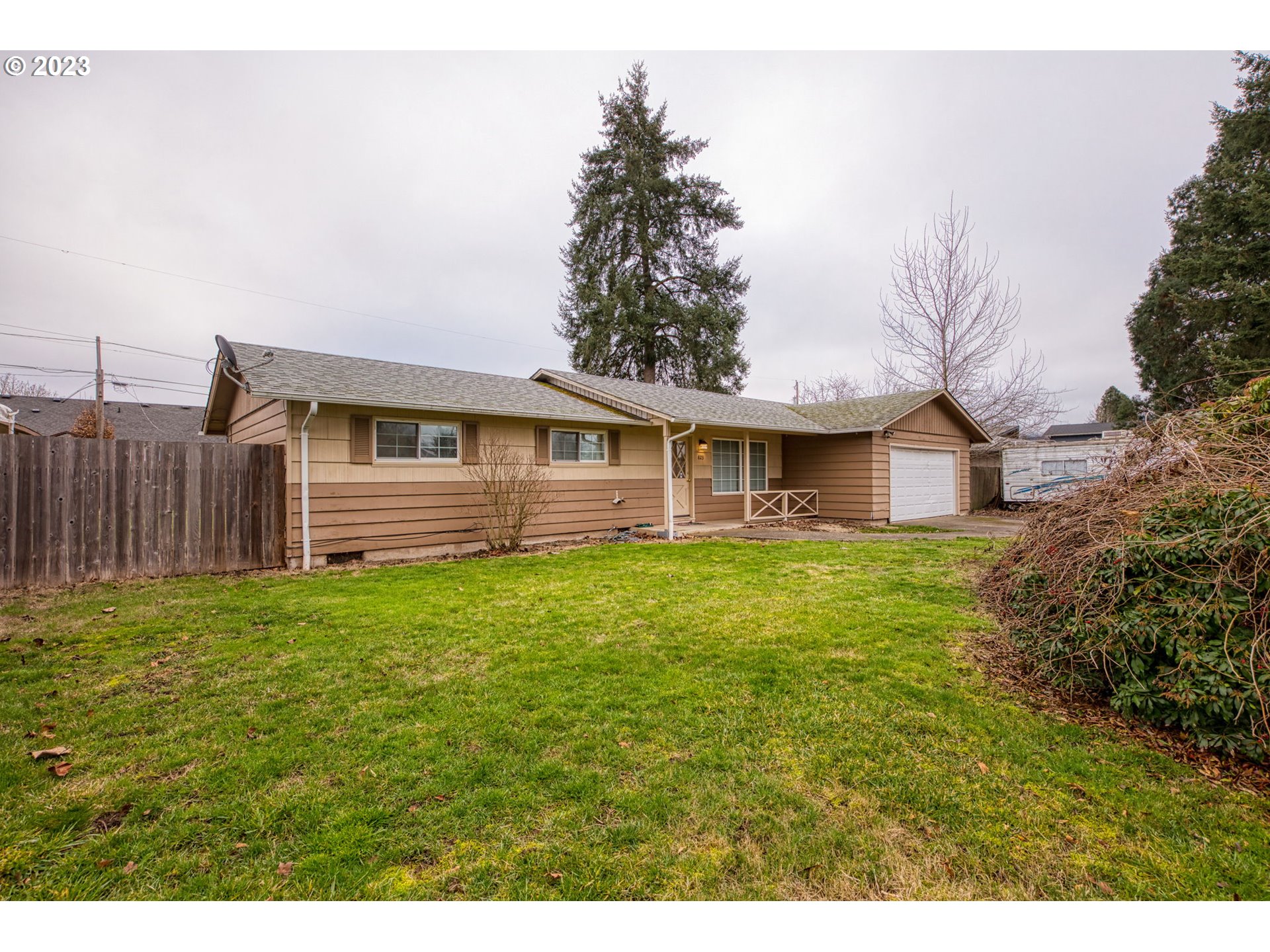 823 South 38th Street Springfield, OR 97478 - Photo 2 of 26 a view of a house with backyard and garden