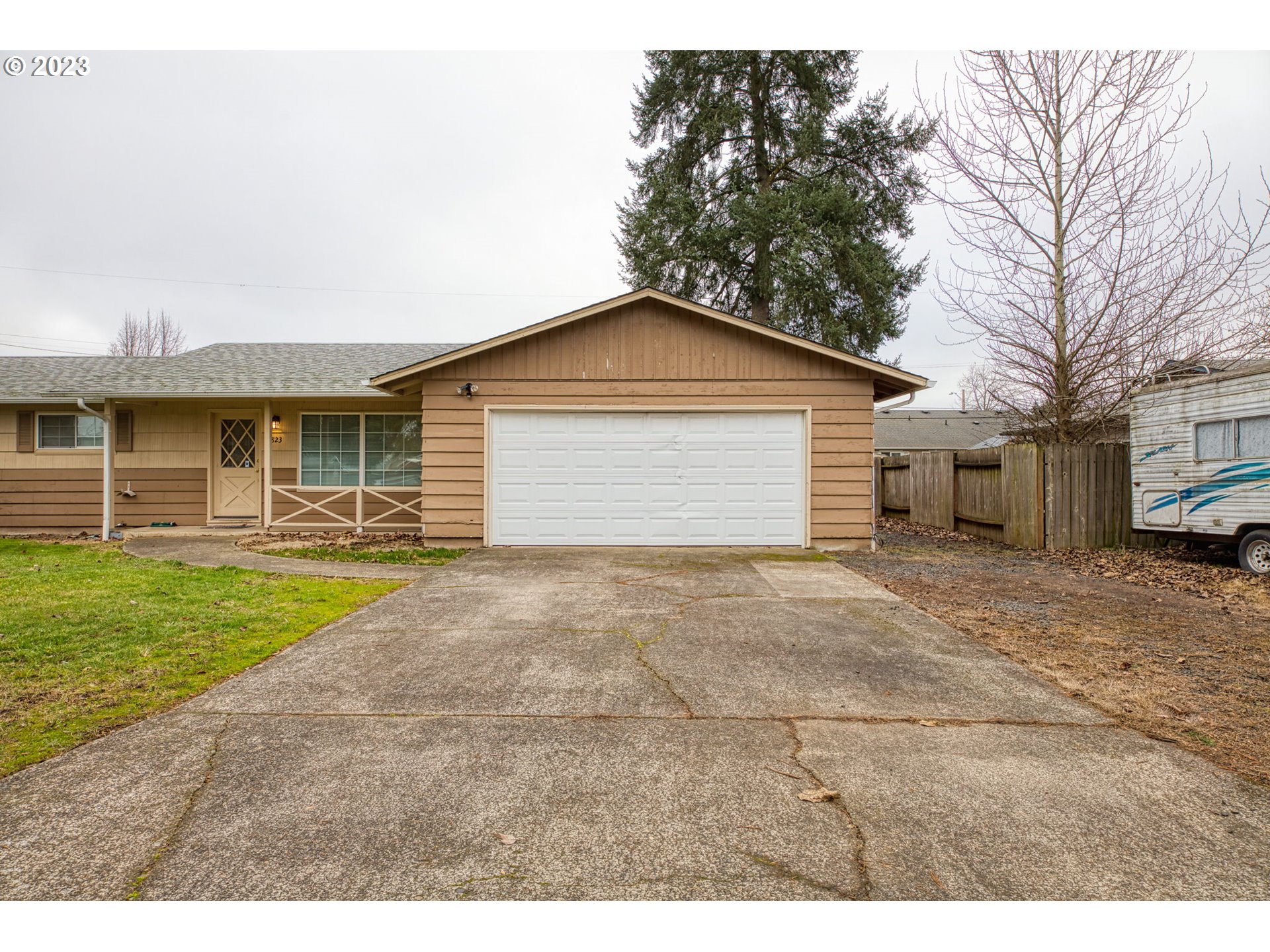 823 South 38th Street Springfield, OR 97478 - Photo 3 of 26 a view of a house with a yard