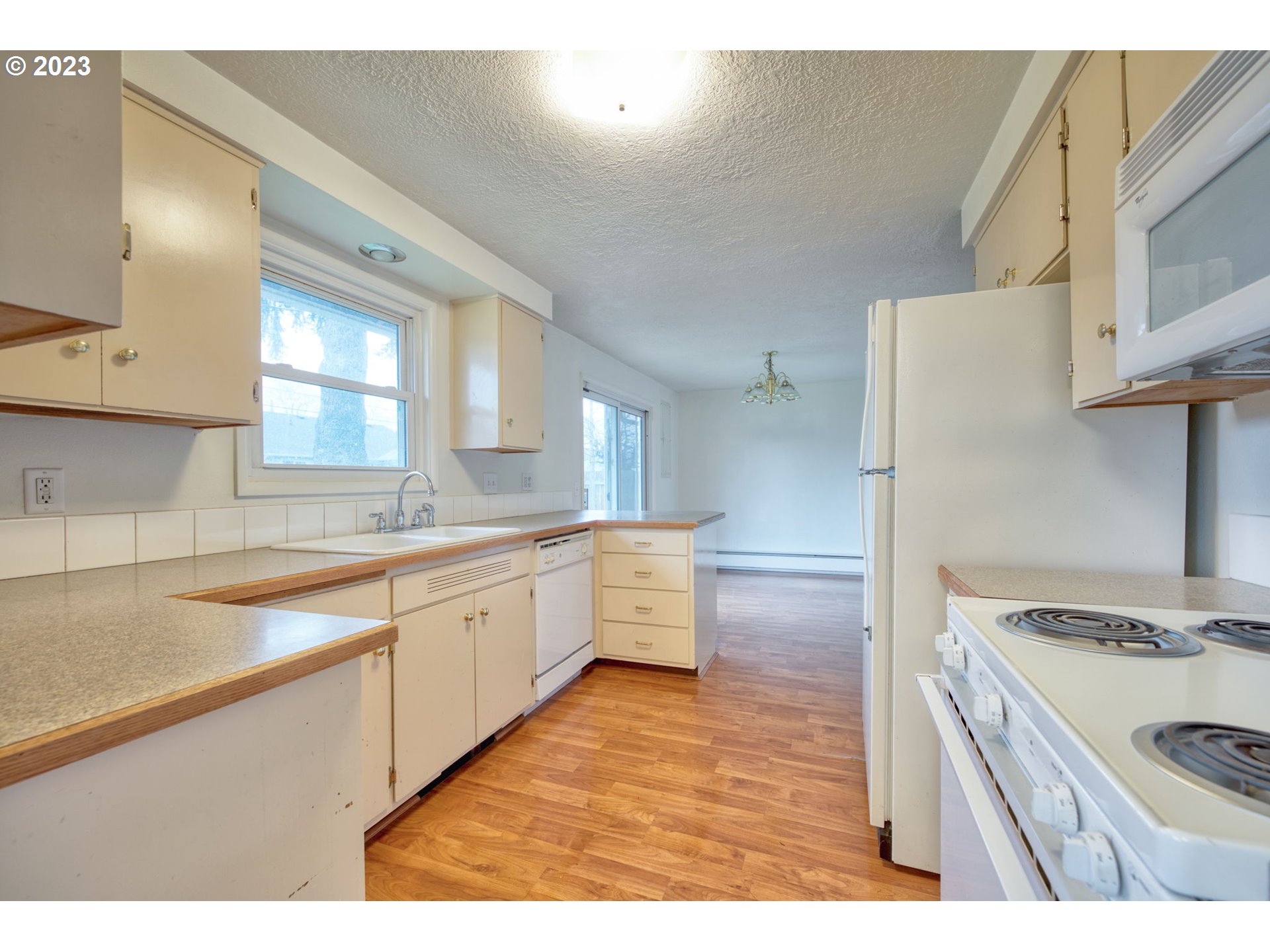823 South 38th Street Springfield, OR 97478 - Photo 9 of 26 a kitchen with granite countertop a sink stove and refrigerator