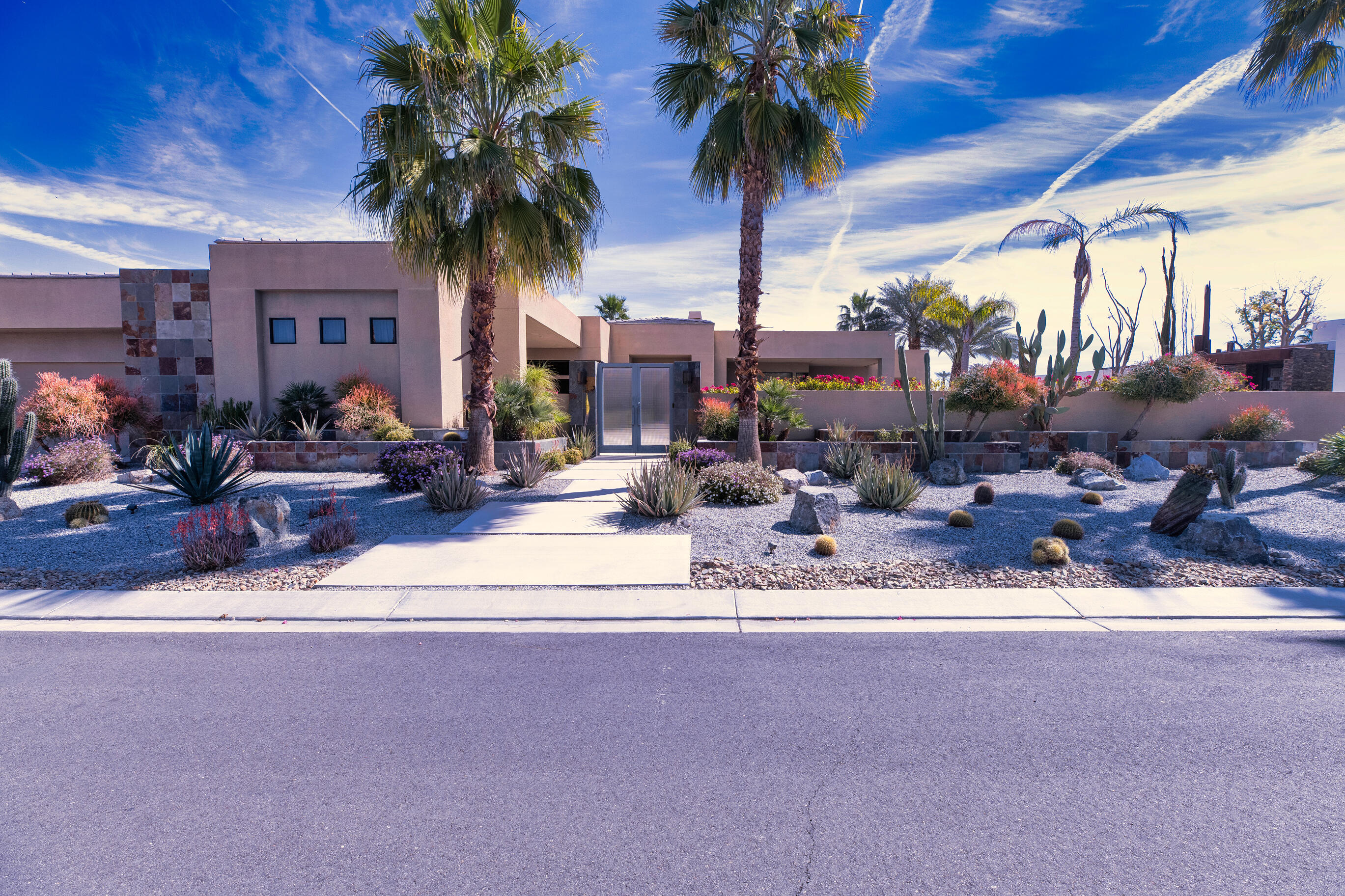 29 Sun Ridge Circle Rancho Mirage, CA 92270 - Photo 11 of 57 a view of a patio with a table and chairs