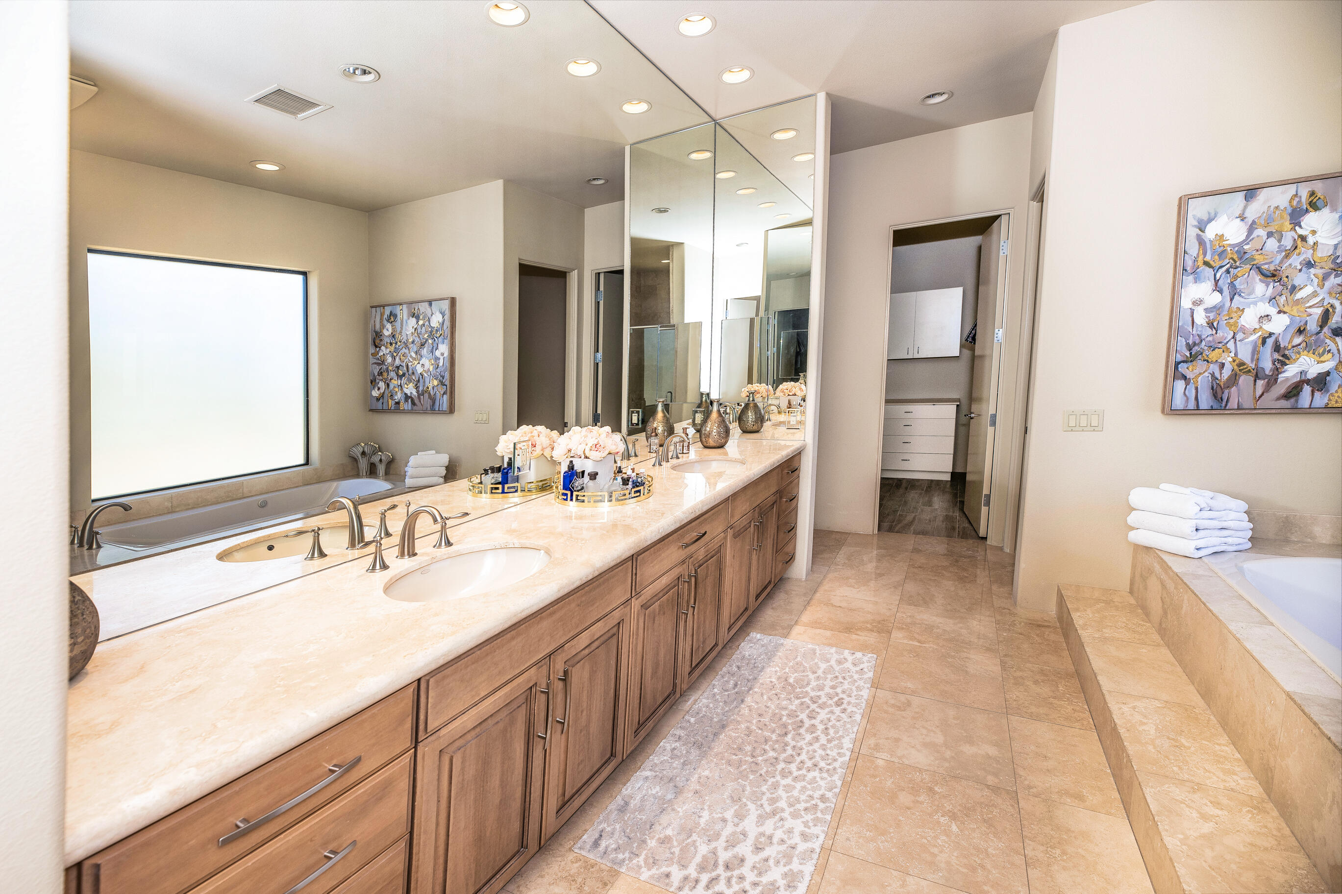 29 Sun Ridge Circle Rancho Mirage, CA 92270 - Photo 29 of 57 a bathroom with a double vanity sink a mirror and a bathtub