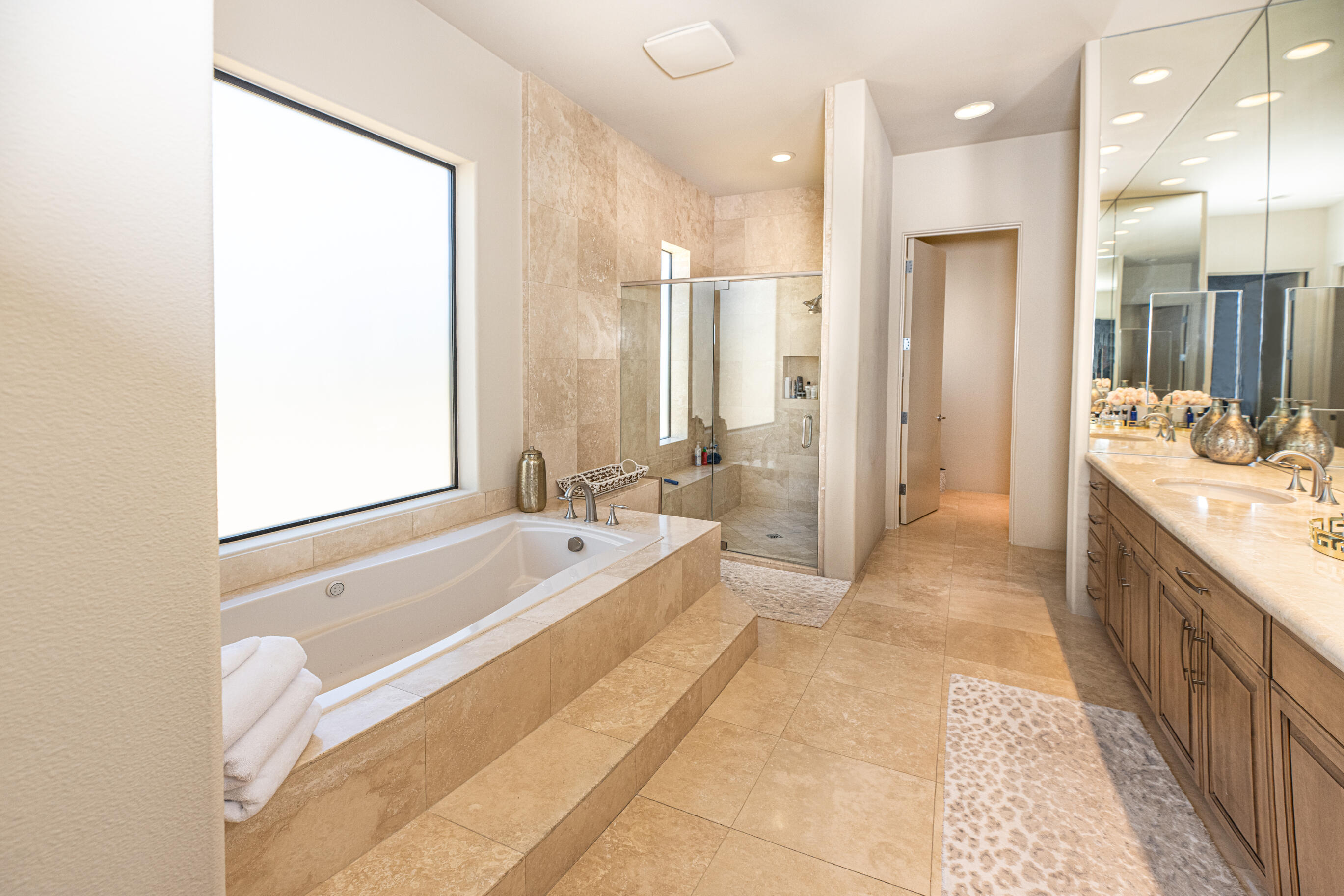 29 Sun Ridge Circle Rancho Mirage, CA 92270 - Photo 31 of 57 a spacious bathroom with a tub sink shower and mirror