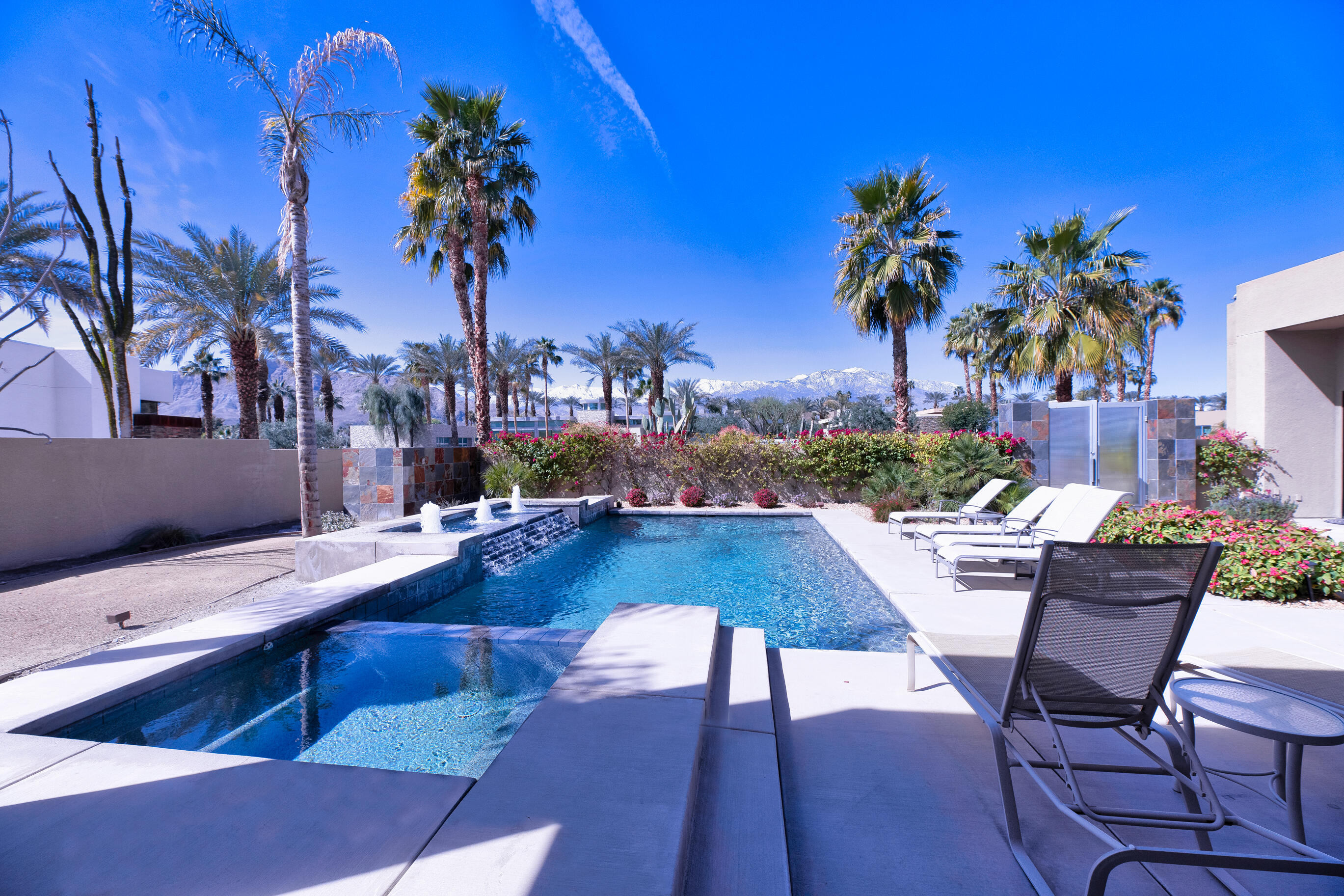 29 Sun Ridge Circle Rancho Mirage, CA 92270 - Photo 4 of 57 a view of a swimming pool with furniture