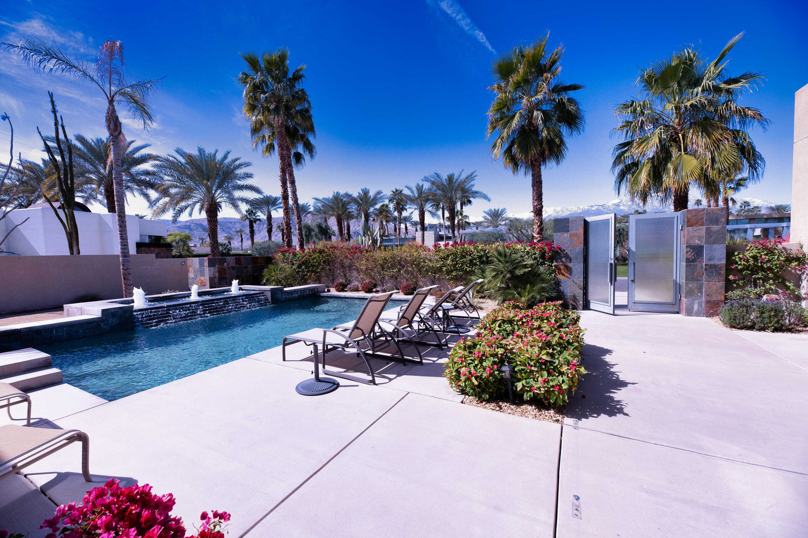 29 Sun Ridge Circle Rancho Mirage, CA 92270 - Photo 5 of 57 a swimming pool with outdoor seating and a potted plant
