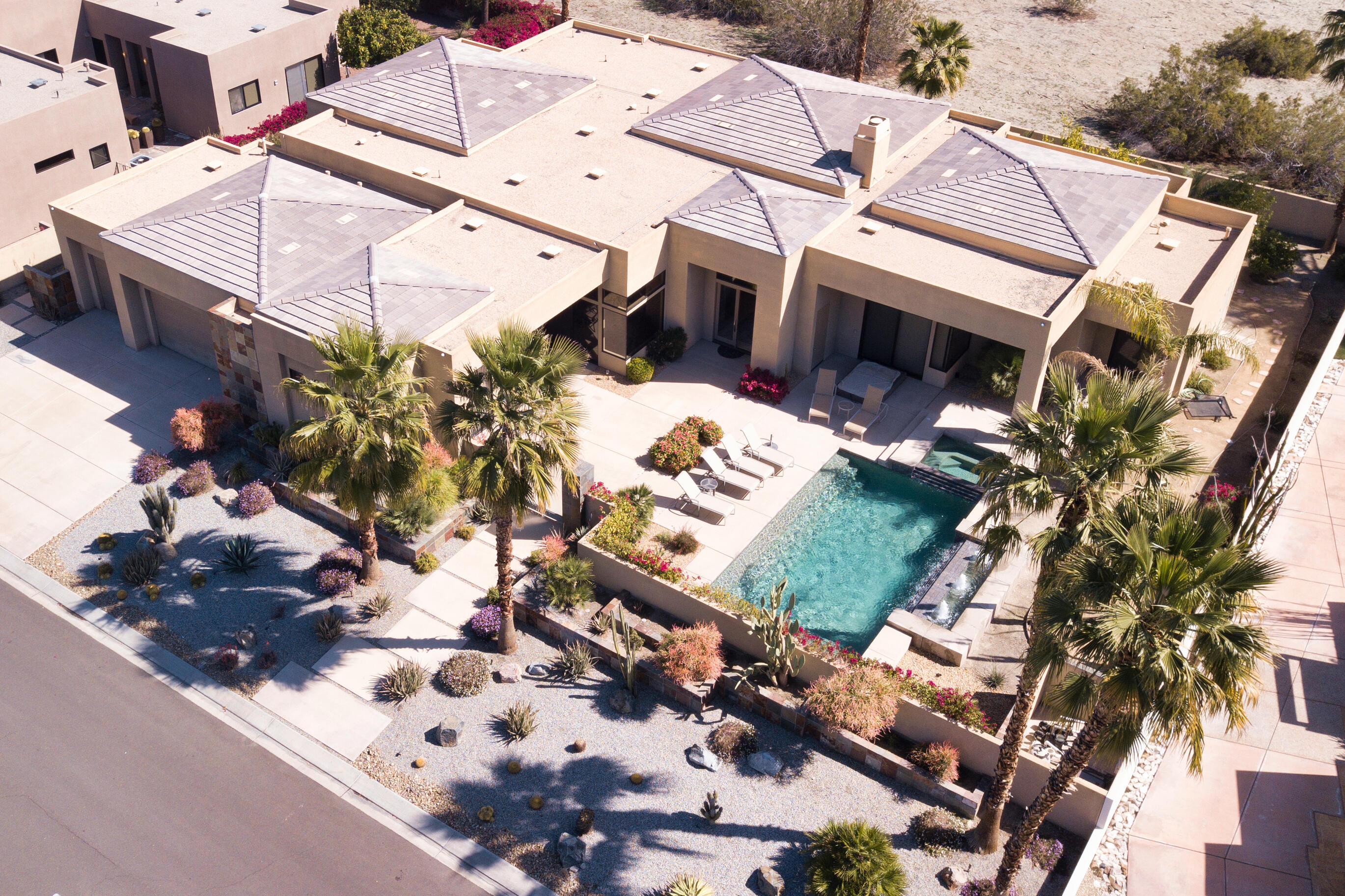 29 Sun Ridge Circle Rancho Mirage, CA 92270 - Photo 53 of 57 an aerial view of a residential apartment building with a yard