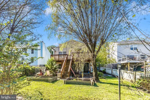 a view of a yard in front of house