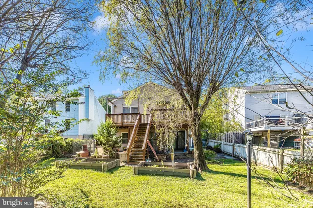 a view of a yard in front of house