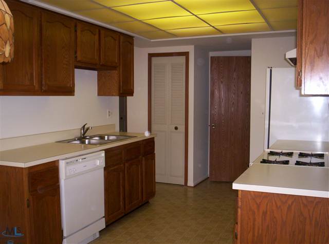 231 Meadow Ln Circle Rochester, MI 48307 - Photo 6 of 22 31116492-5.JPG