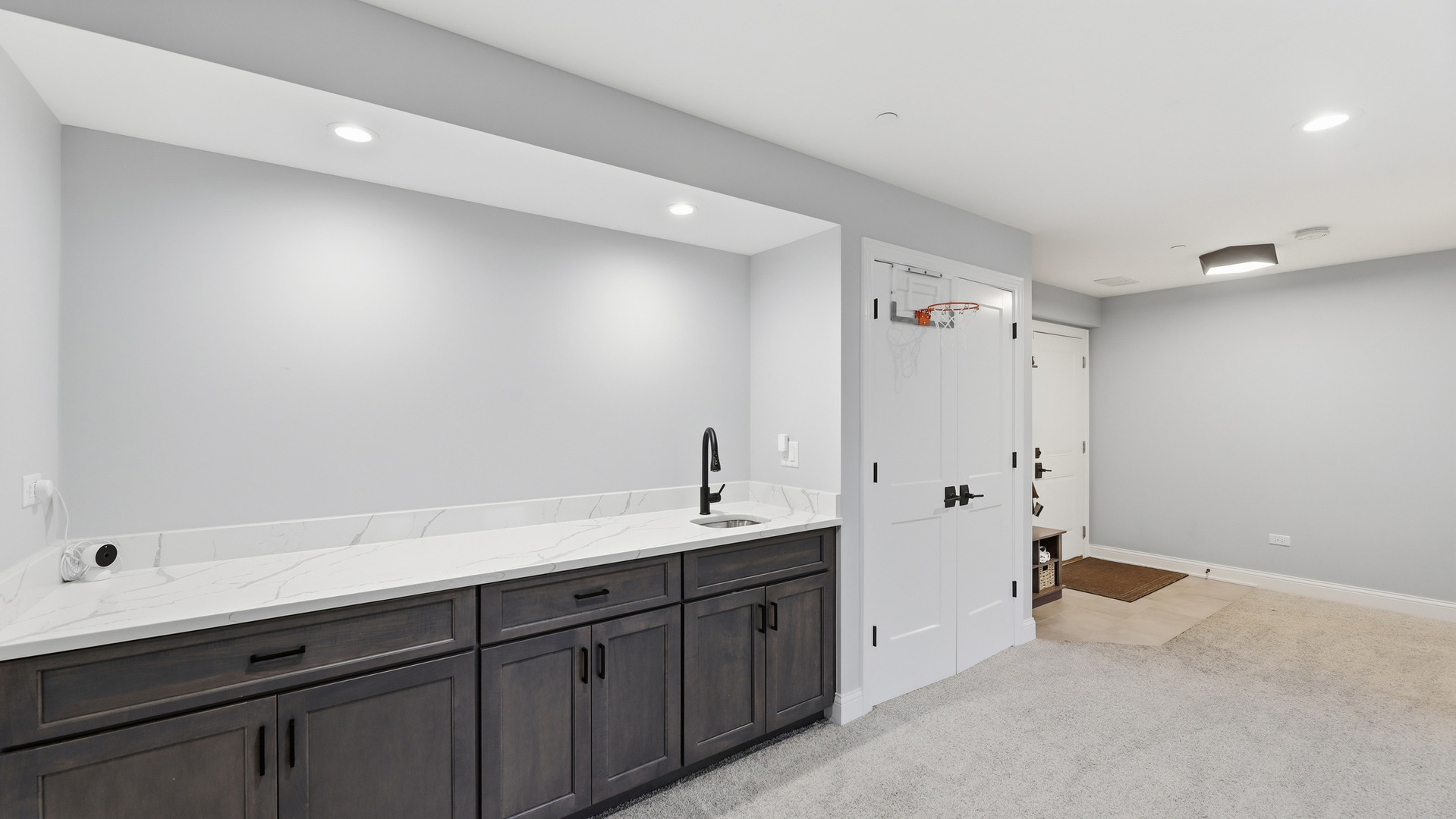 416 North Cass Avenue, Unit 6 Westmont, IL 60559 - Photo 21 of 24 a spacious bathroom with a double vanity sink a mirror and a bathtub
