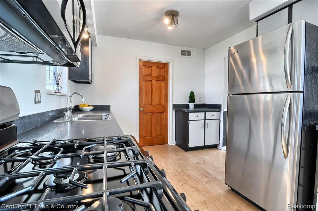 690 Pleasant Ridge Lake Orion, MI 48362 - Photo 6 of 30 Kitchen_3rd_View.jpg