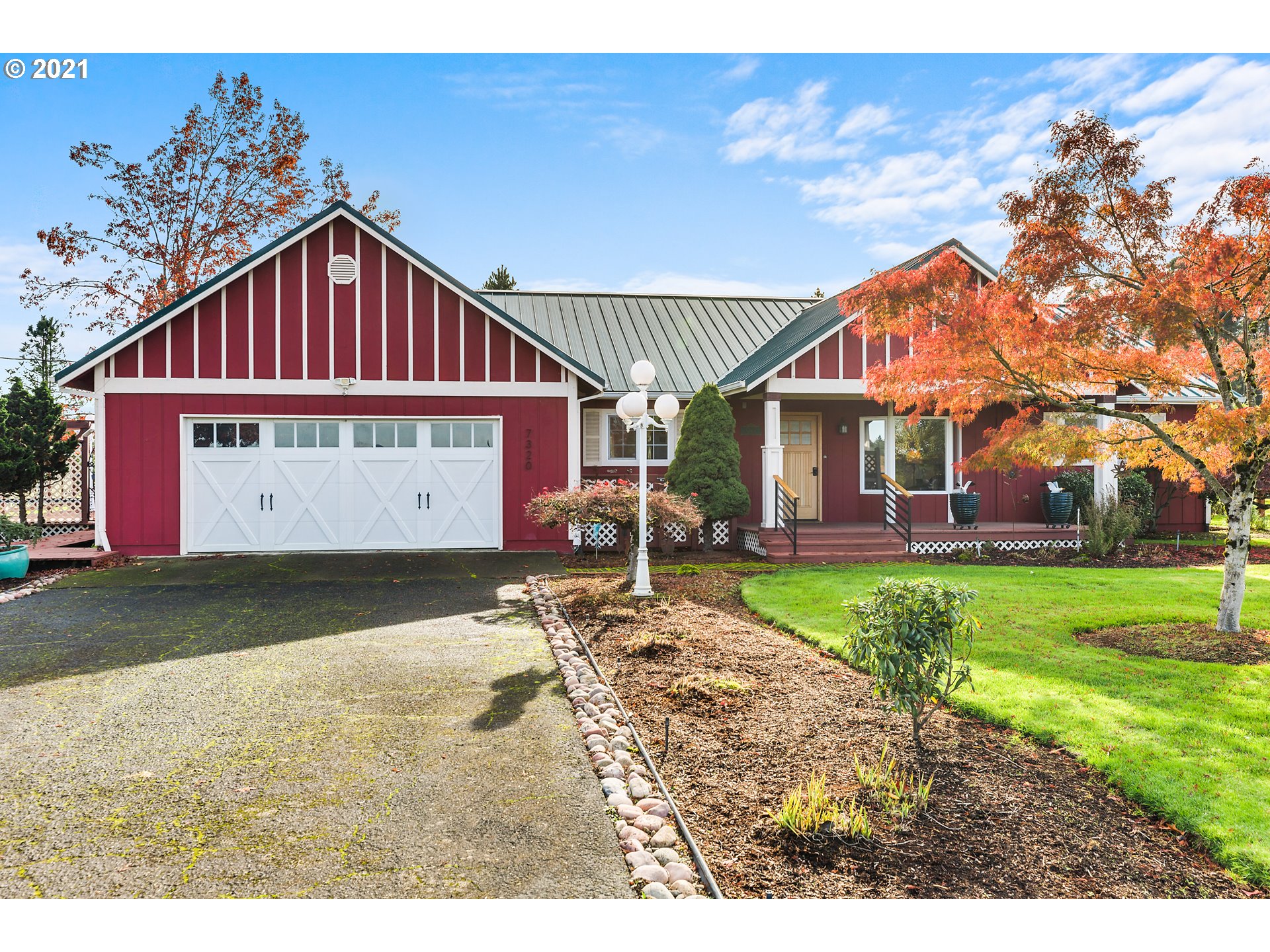 7320 South Mark Road Canby, OR 97013 - Photo 2 of 28 a front view of a house with a yard and garage