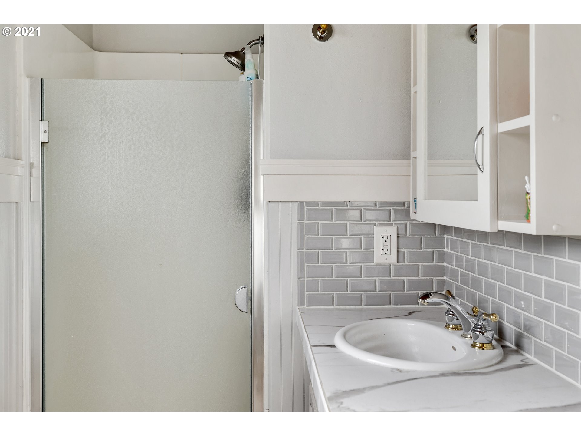 7320 South Mark Road Canby, OR 97013 - Photo 16 of 28 a bathroom with a sink and a tub