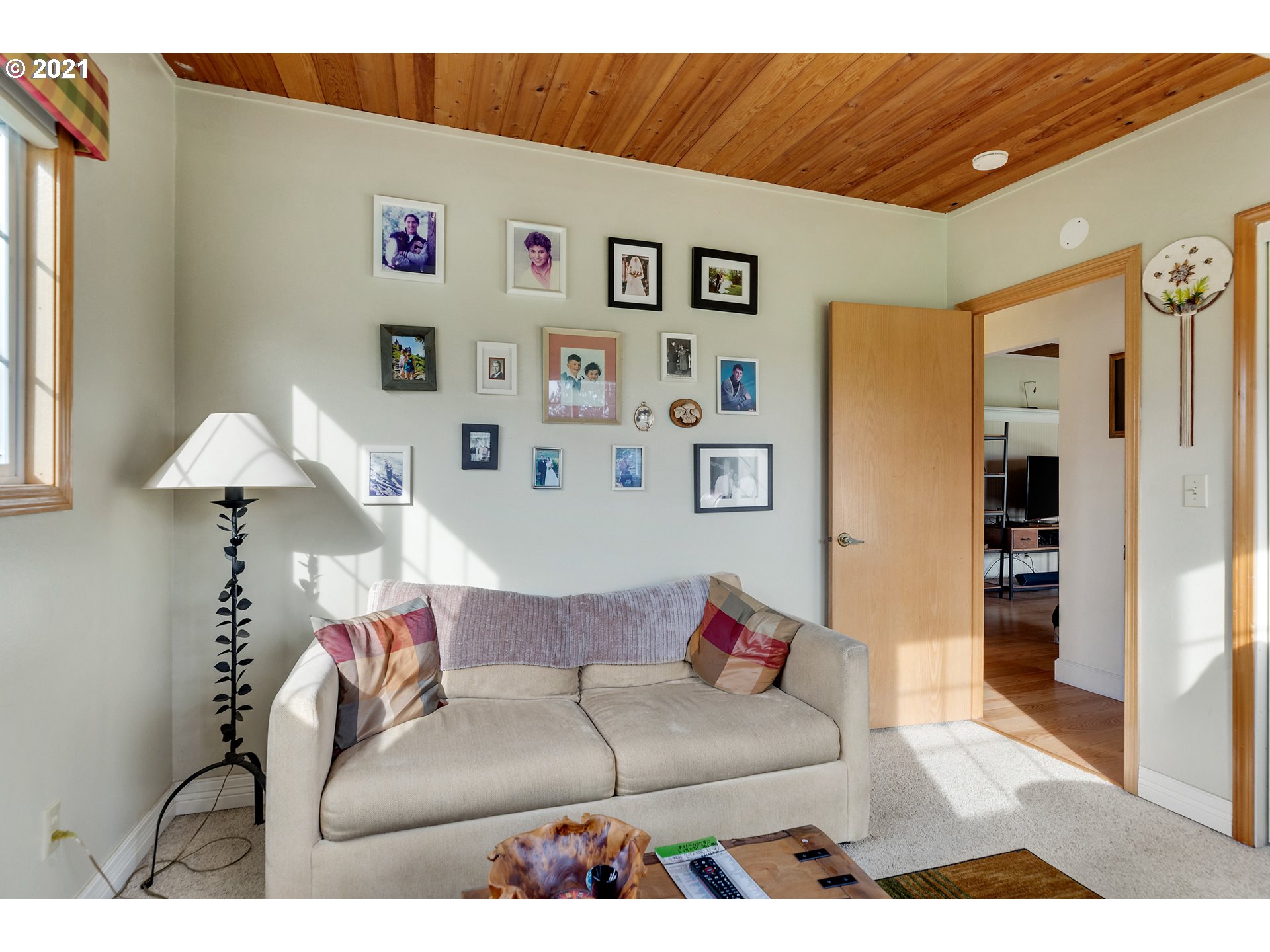 7320 South Mark Road Canby, OR 97013 - Photo 18 of 28 a living room with furniture and a couch