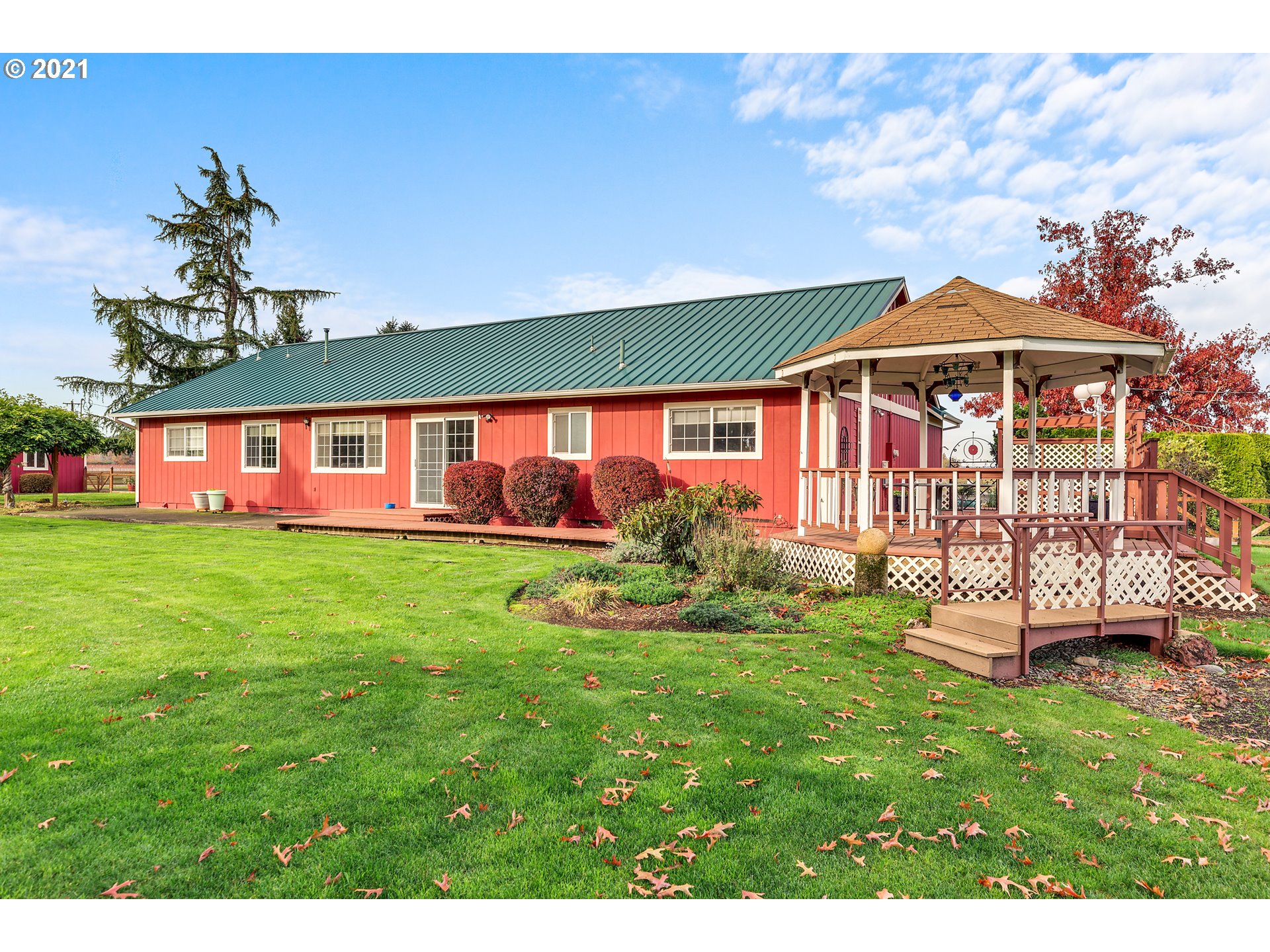 7320 South Mark Road Canby, OR 97013 - Photo 21 of 28 a front view of a house with garden