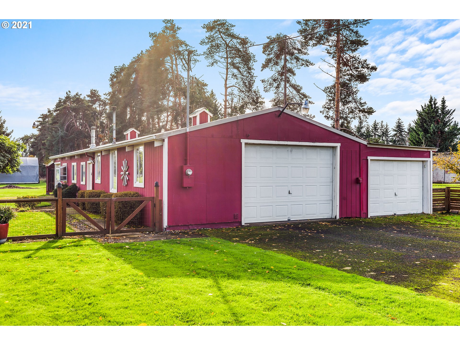 7320 South Mark Road Canby, OR 97013 - Photo 23 of 28 a view of a backyard of the house