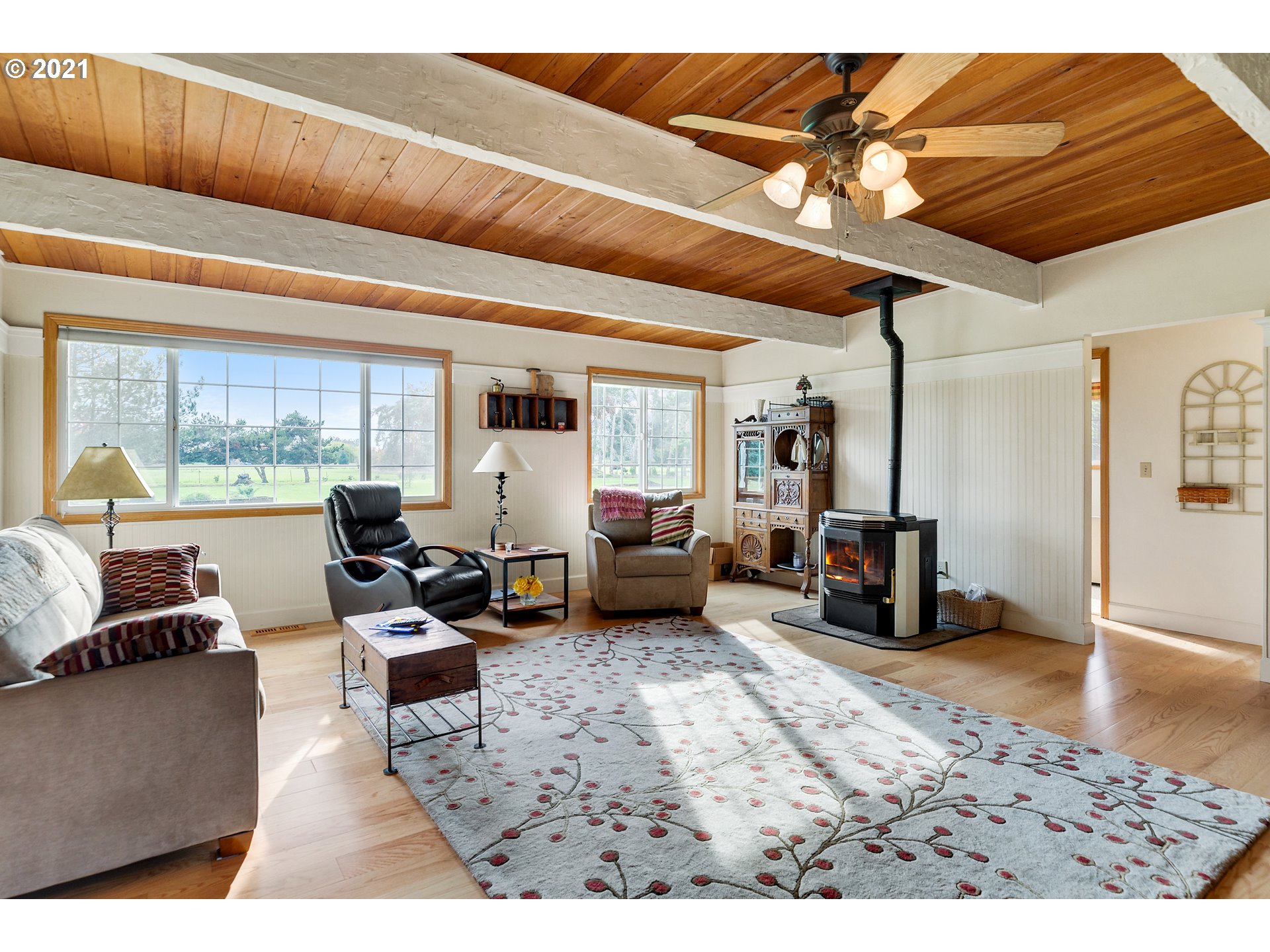 7320 South Mark Road Canby, OR 97013 - Photo 6 of 28 a living room with furniture and a large window