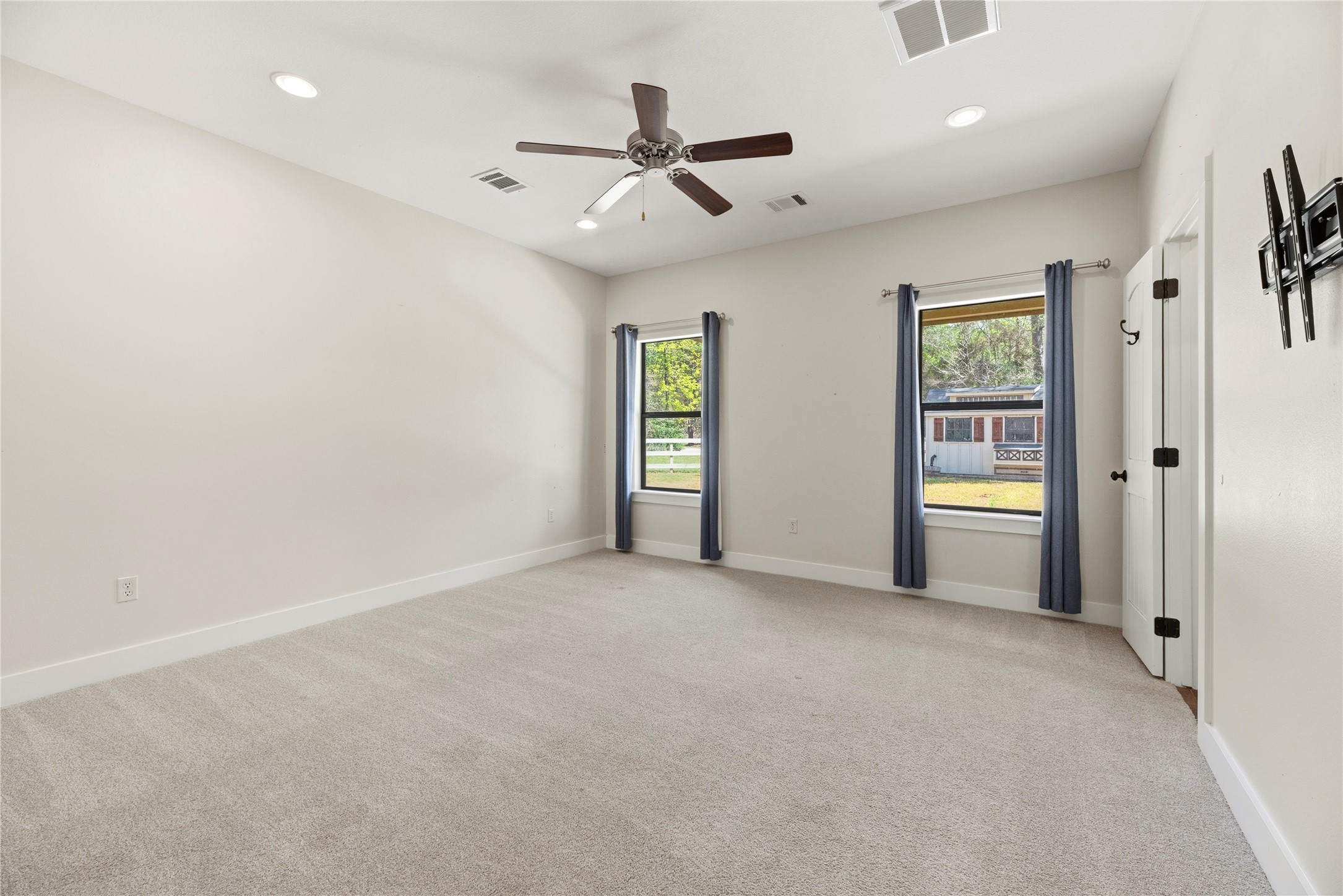 12062 Ike White Road Conroe, TX 77303 - Photo 21 of 37 Secondary bedroom with a private bathroom.