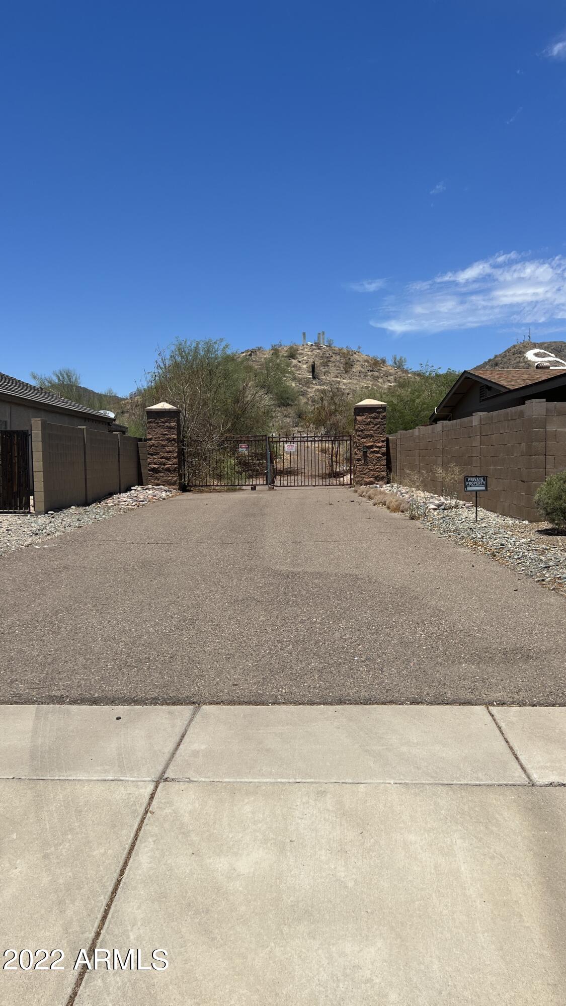 312 West Mission Lane, Unit 9 Phoenix, AZ 85021 - Photo 2 of 6 a view of large space with mountain in the background
